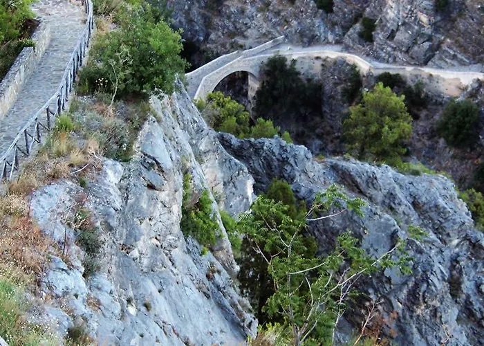 לינה וארוחת בוקר Dhafna 3*