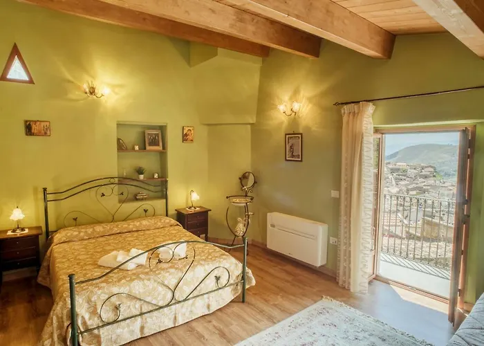 לינה וארוחת בוקר Dhafna 3*